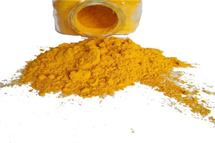 碱性嫩黄染料是一种碱性染料，它在水溶液中能解离生成阳离子色素的染料，故划归为阳离子染料类